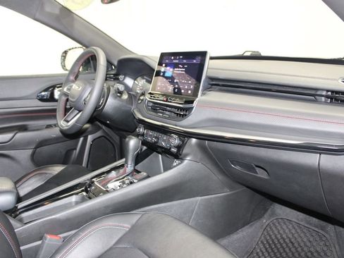 Used 2025 Jeep Compass Trailhawk image 29