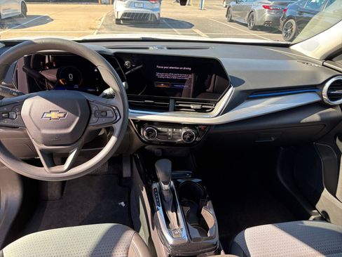 Used 2025 Chevrolet Trax LT image 27