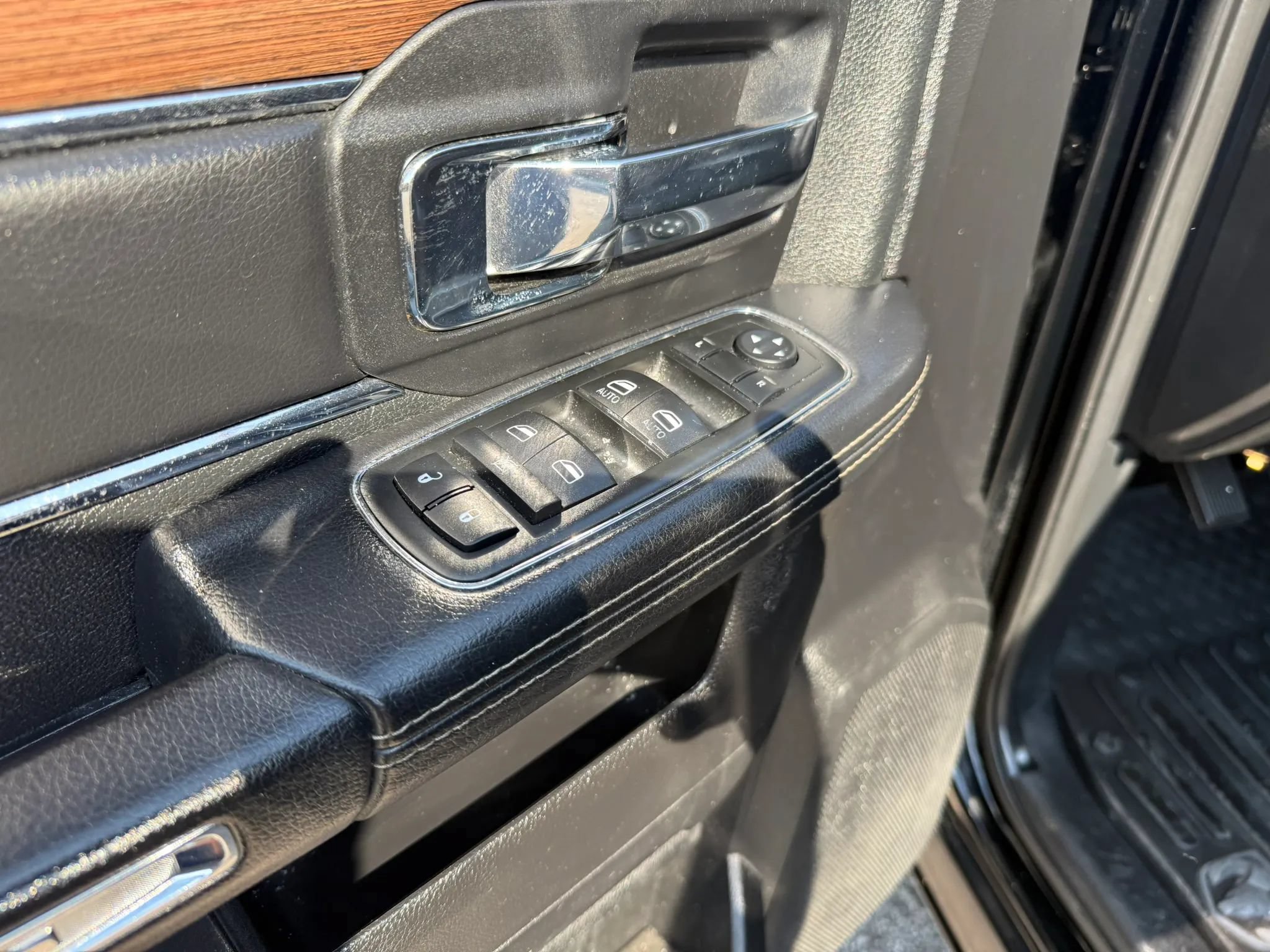 Used 2014 RAM 1500 Laramie w/ Convenience Group AWD/4WD image 13