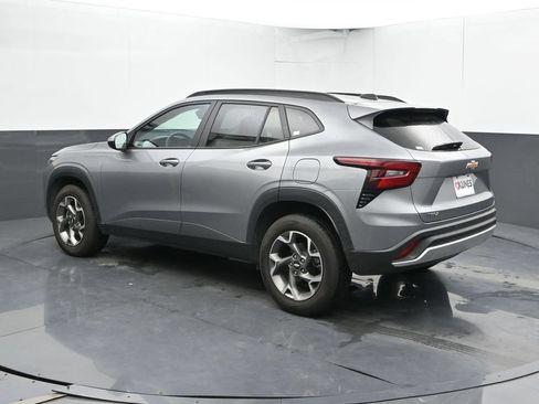 Used 2025 Chevrolet Trax LT FWD image 10
