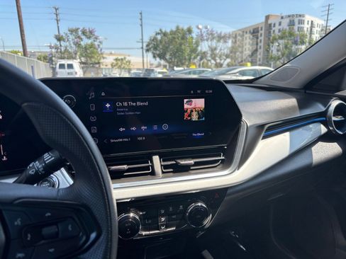 Used 2025 Chevrolet Trax LT FWD image 20