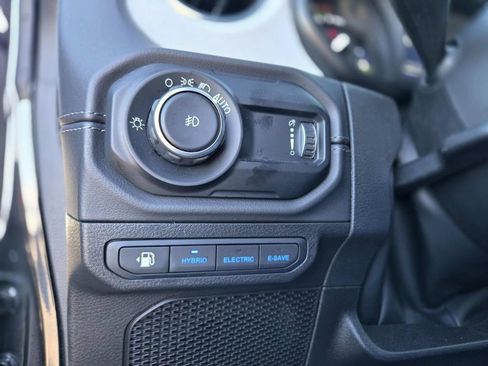 Used 2025 Jeep Wrangler Unlimited Sahara image 33