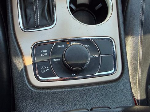 Used 2016 Jeep Grand Cherokee Limited w/ Luxury Group II AWD/4WD image 19