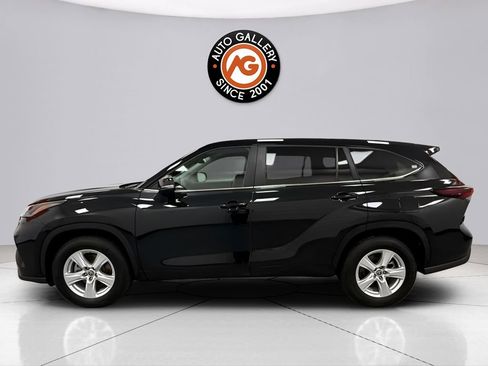 Used 2024 Toyota Highlander LE FWD image 4