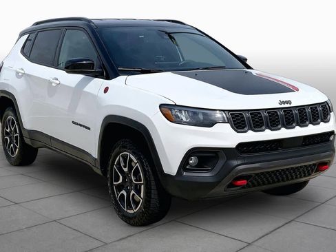 Used 2024 Jeep Compass Trailhawk AWD/4WD image 3