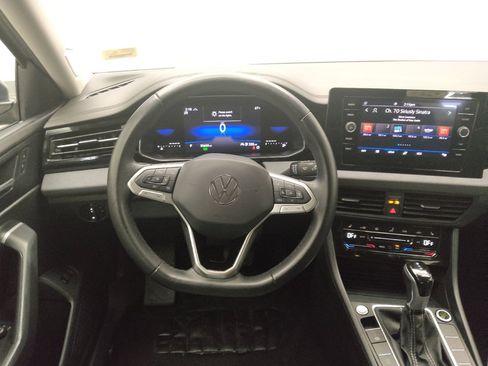 Used 2025 Volkswagen Jetta SE FWD image 22