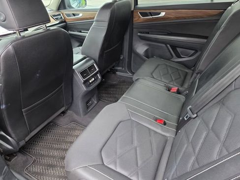 Used 2025 Volkswagen Atlas SE FWD image 32