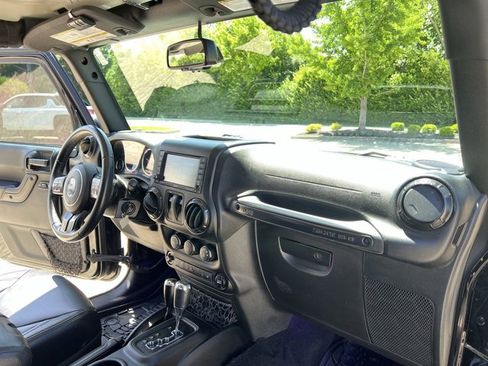 Used 2017 Jeep Wrangler Sahara AWD/4WD image 28