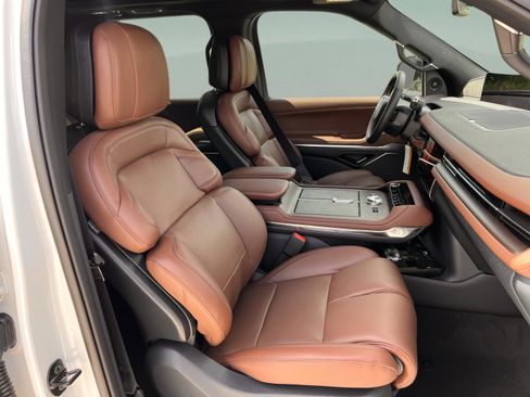 Used 2026 Lincoln Navigator Reserve image 23