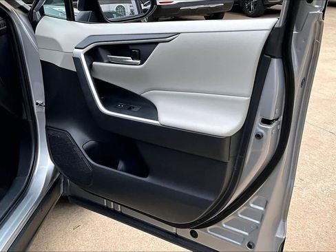 Used 2020 Toyota RAV4 XLE image 22