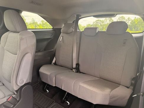 Used 2025 Toyota Sienna LE FWD image 8