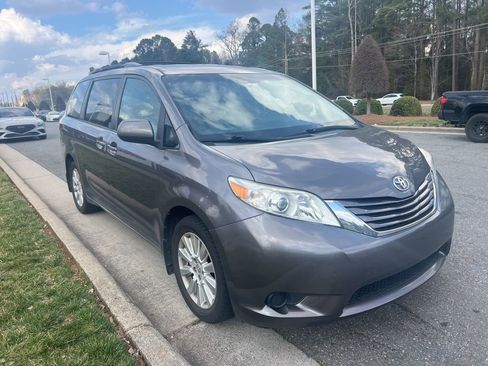 Used 2015 Toyota Sienna LE image 3