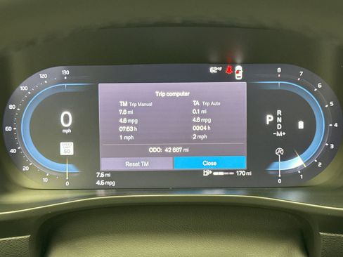 Used 2023 Volvo XC40 B5 Plus image 13