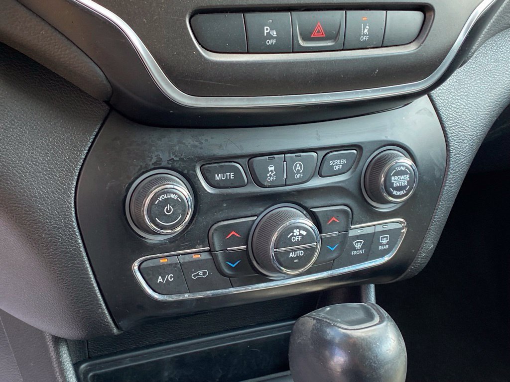 Used 2021 Jeep Cherokee Trailhawk AWD/4WD image 19