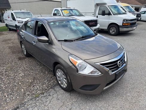 Used 2016 Nissan Versa SV FWD image 4