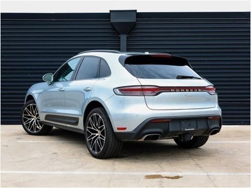 Certified 2025 Porsche Macan image 3