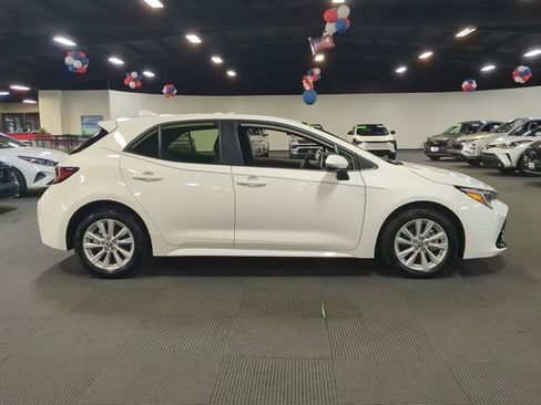 Used 2025 Toyota Corolla SE image 3