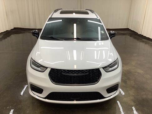 Used 2024 Chrysler Pacifica Limited w/ Uconnect Theater Family Group image 3