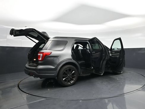 Used 2018 Ford Explorer XLT w/ Equipment Group 202A FWD image 5