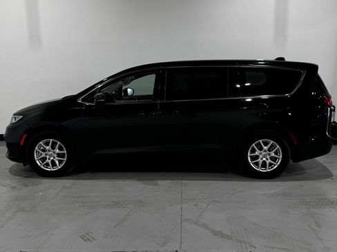 Used 2024 Chrysler Pacifica Touring-L FWD image 13