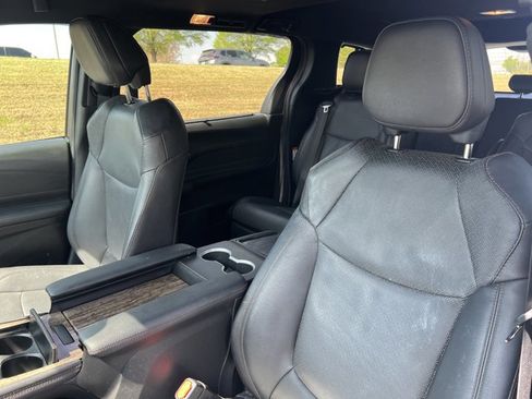 Used 2025 Toyota Sienna Platinum image 16