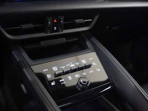 Used 2025 Porsche Macan 4S Electric image 32