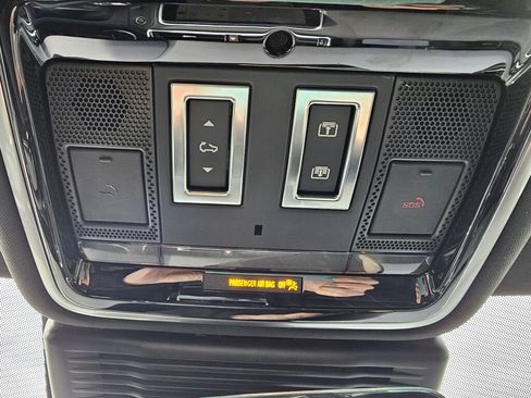 Used 2022 Land Rover Range Rover Velar R-Dynamic S image 32