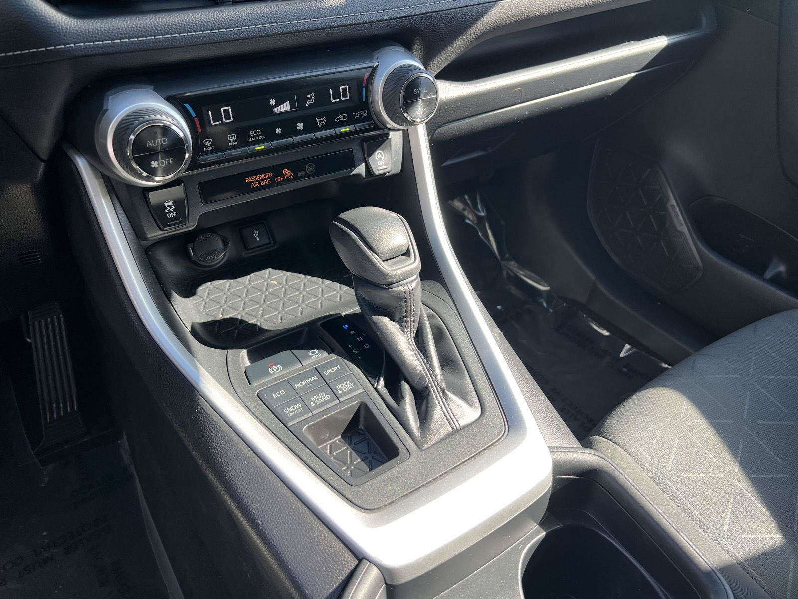 Used 2020 Toyota RAV4 XLE AWD/4WD image 32