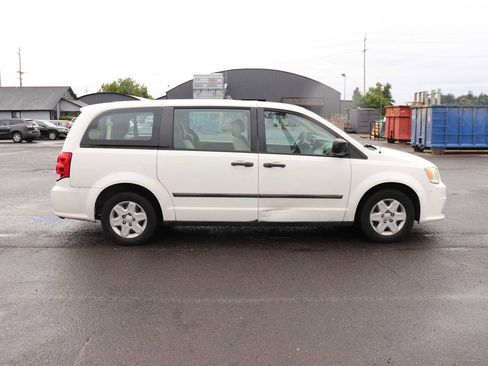 Used 2013 Dodge Grand Caravan American Value Package w/ UConnect Hands-Free Group FWD image 4
