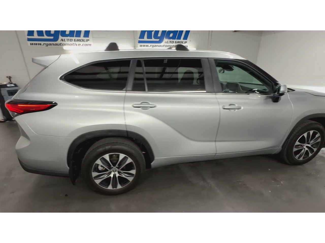Used 2023 Toyota Highlander XLE FWD image 9
