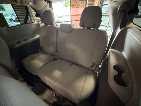 Used 2020 Toyota Sienna XLE Premium AWD/4WD image 7