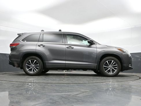Used 2017 Toyota Highlander AWD V6 image 36