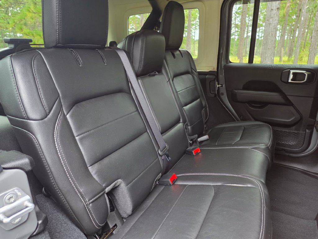 Used 2022 Jeep Wrangler Unlimited Sahara w/ Cold Weather Group AWD/4WD image 26