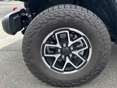 Used 2024 Jeep Gladiator Rubicon w/ Safety Group AWD/4WD image 9