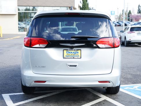 Used 2023 Chrysler Voyager LX image 4