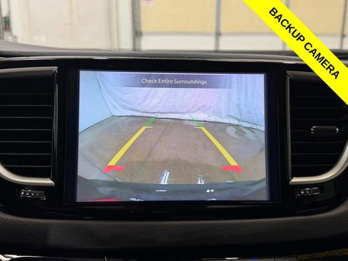 Used 2024 Chrysler Pacifica Touring-L FWD image 5