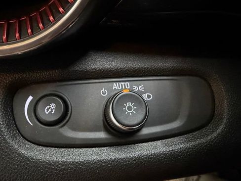 Used 2025 Chevrolet Trax RS w/ Sunroof Package FWD image 33