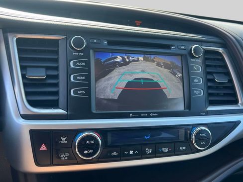 Used 2018 Toyota Highlander Plus AWD/4WD image 30