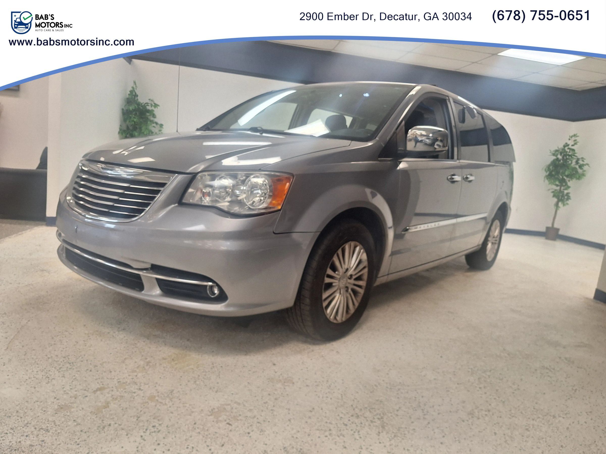 Used 2015 Chrysler Town & Country Touring-L w/ Driver Convenience Group FWD image 3