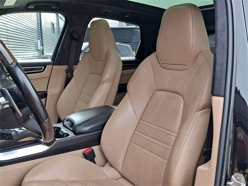 Used 2022 Porsche Cayenne Turbo image 5