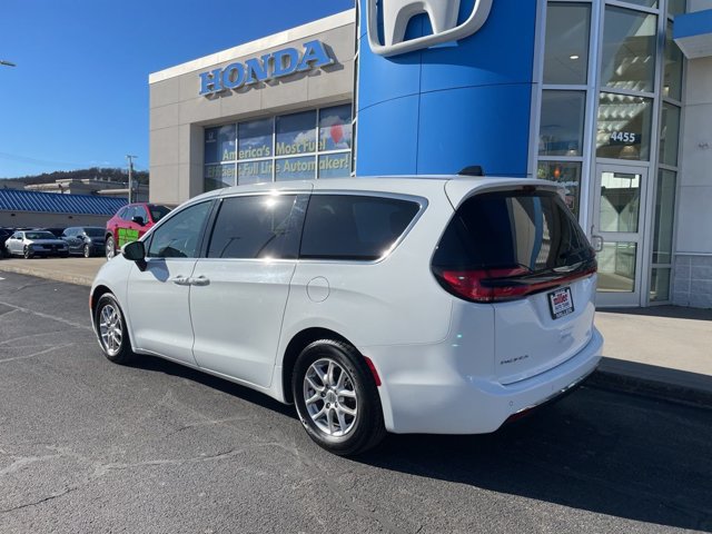 Used 2023 Chrysler Pacifica Touring-L FWD image 3