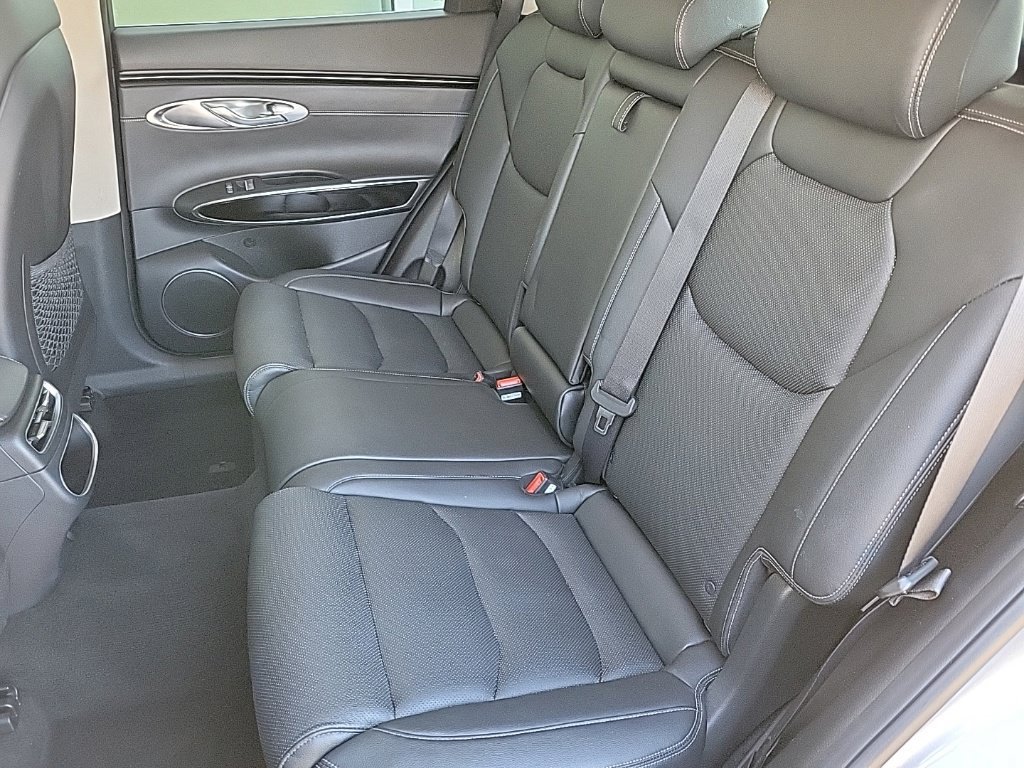 Used 2025 Genesis GV70 2.5T AWD/4WD image 13
