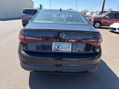 Used 2025 Volkswagen Jetta SE image 4