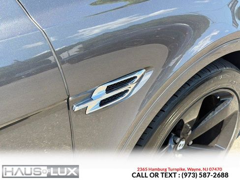 Used 2017 Bentley Bentayga AWD/4WD image 26