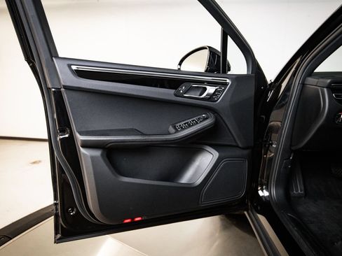 Certified 2023 Porsche Macan AWD/4WD image 23