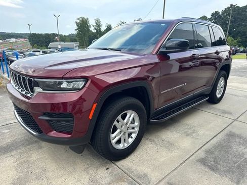 Used 2025 Jeep Grand Cherokee Laredo RWD image 3