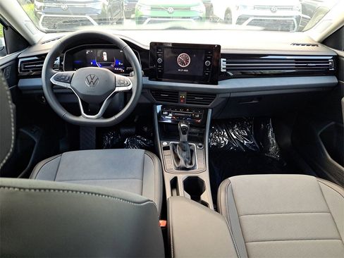 Used 2025 Volkswagen Jetta SE w/ Sunroof Package image 6