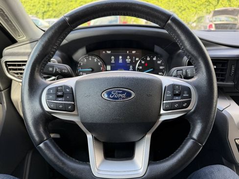 Used 2021 Ford Explorer XLT w/ Equipment Group 202A AWD/4WD image 17