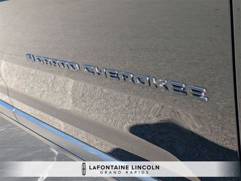 Used 2024 Jeep Grand Cherokee L Laredo image 10