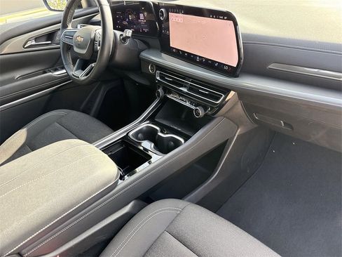 Used 2024 Chevrolet Traverse LT image 24